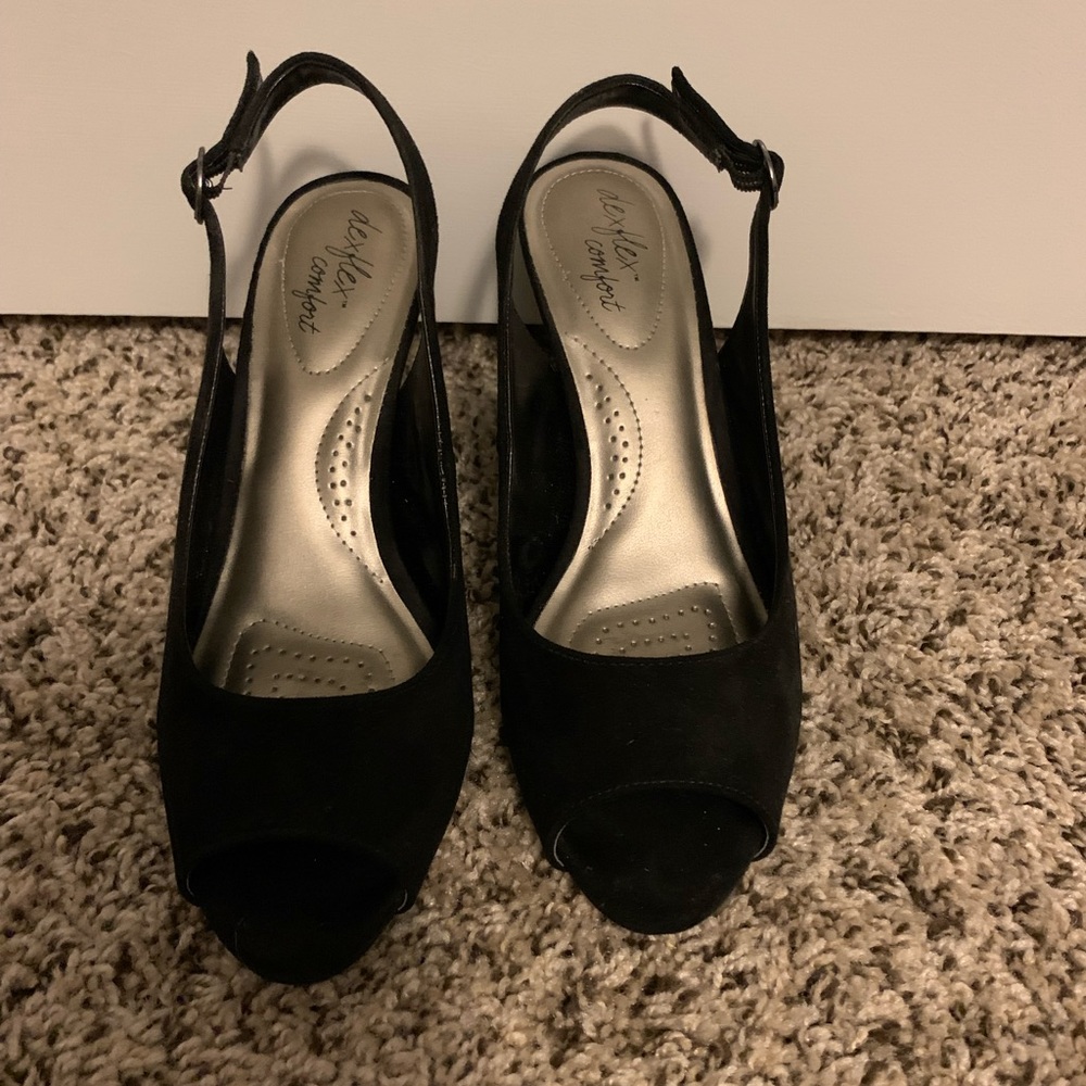 Black pumps